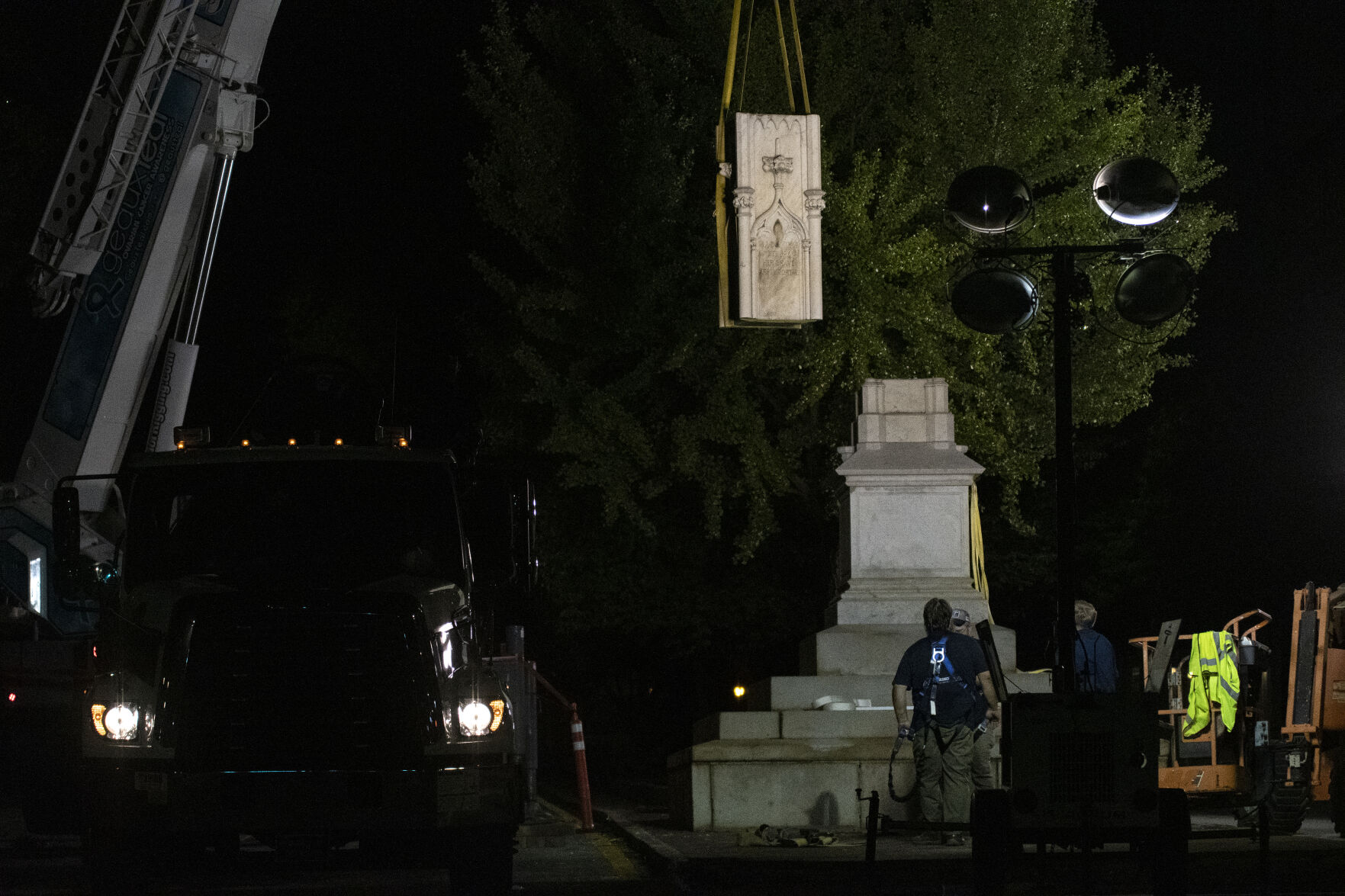 200810_ks_MonumentDismantling_0023.jpg